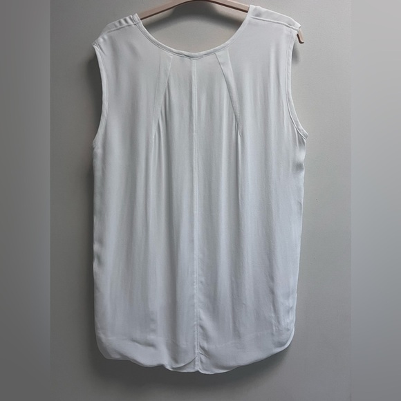 WILT Women’s White V-neck Sleeveless Blouse - Size Medium - NWT - Picture 6 of 12